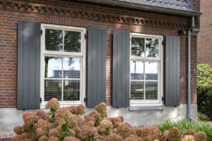 Hardhouten kozijnen met luiken Deurne
