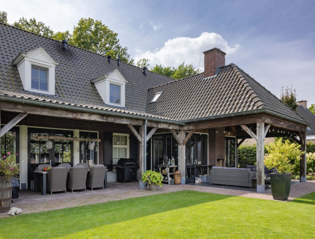 Langgevelboerderij met houten kozijnen Deurne